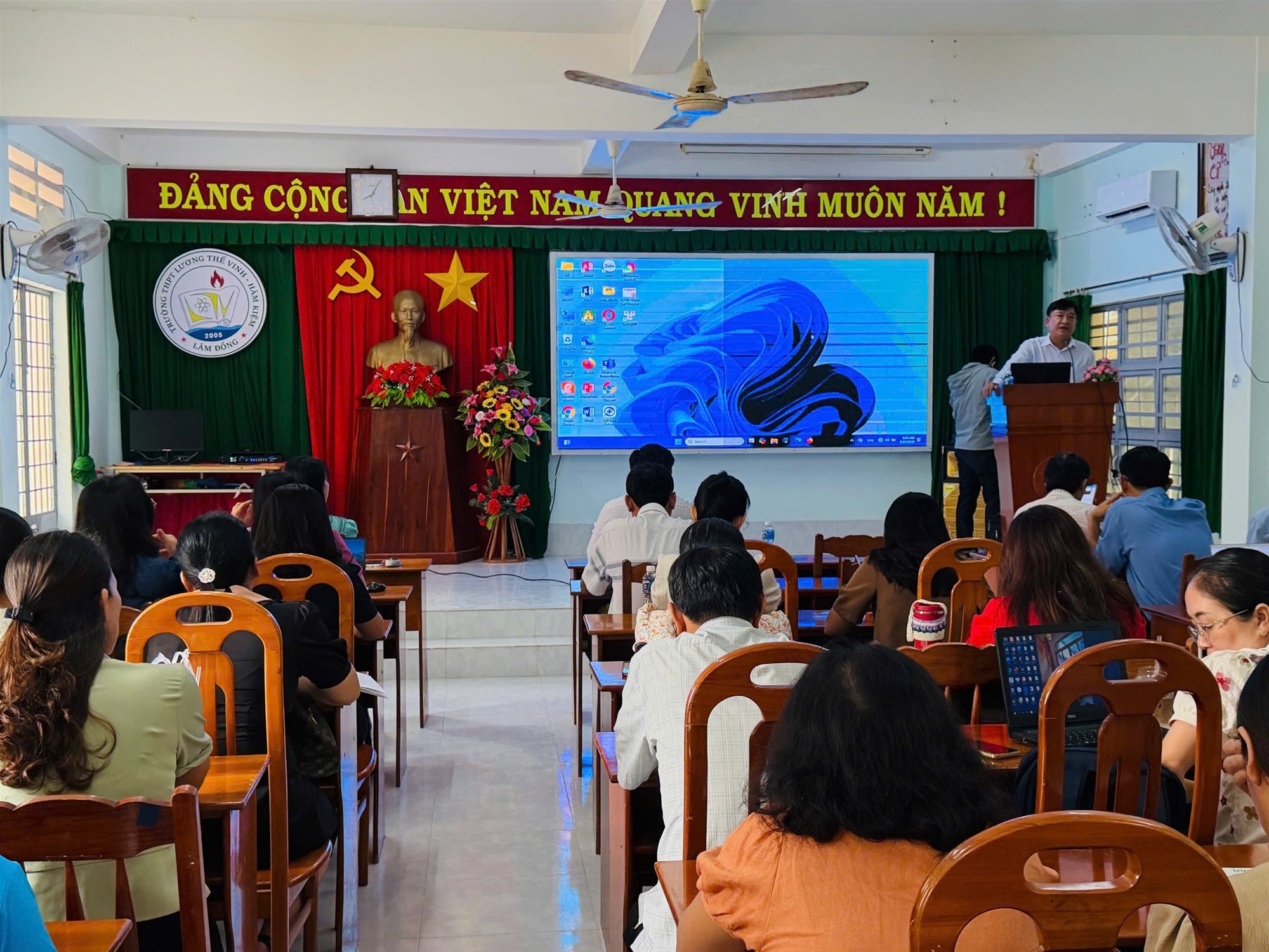 TRƯỜNG THPT LƯƠNG THẾ VINH - HÀM KIỆM BỒI DƯỠNG LÝ LUẬN CHÍNH TRỊ, CHUẨN BỊ NĂM HỌC 2026 – 2027