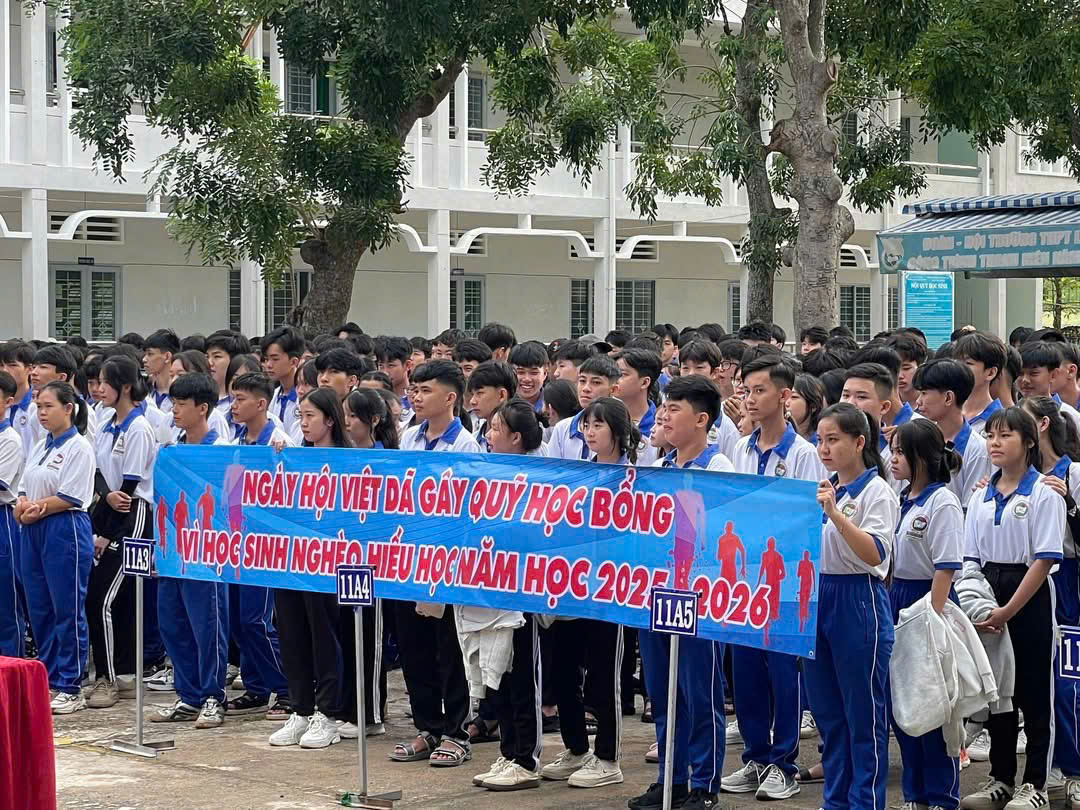 CHẠY VIỆT DÃ GÂY QUỸ HỌC BỔNG GIÚP HỌC SINH NGHÈO HIẾU HỌC NĂM HỌC 2025-2026