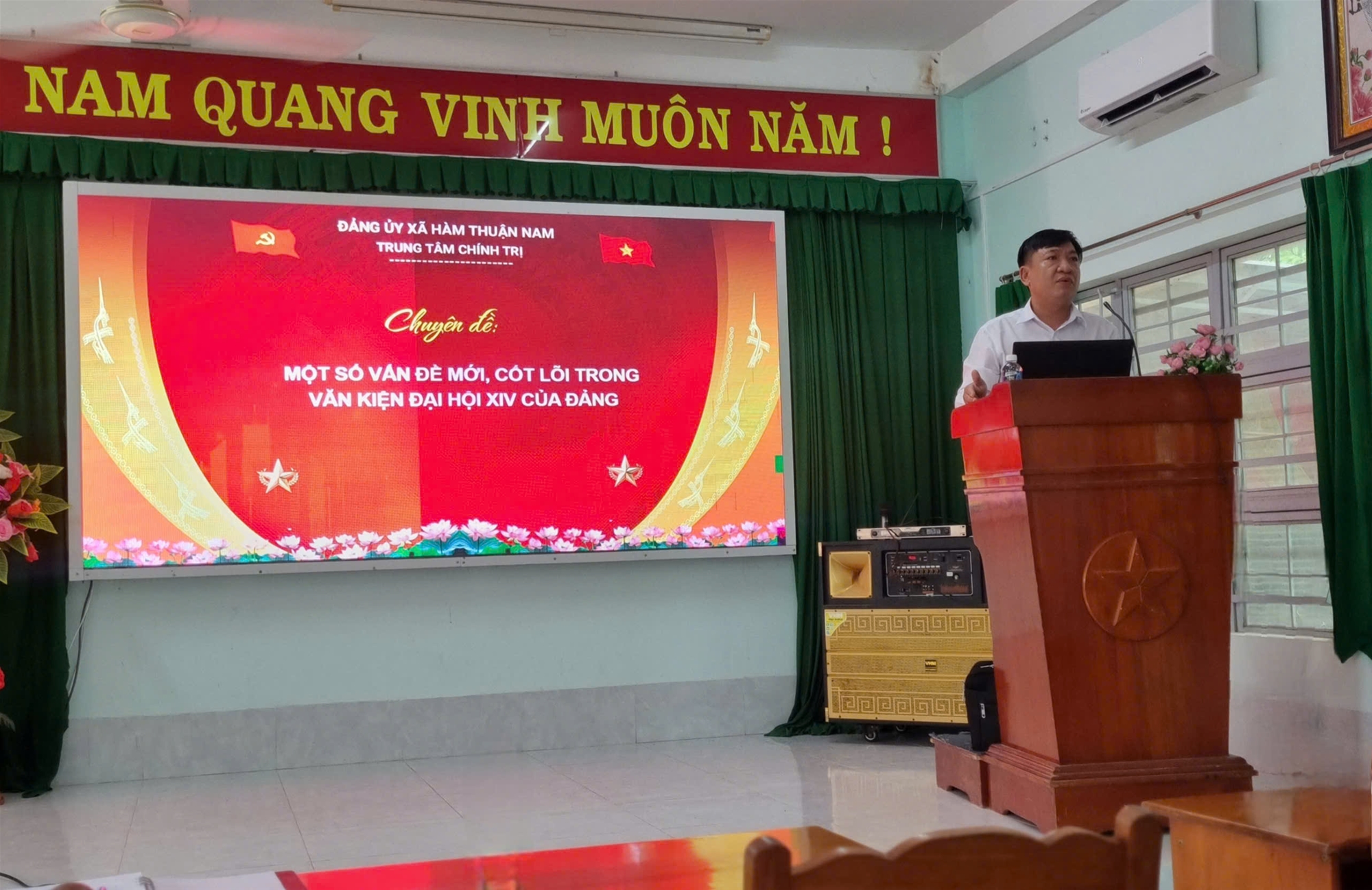 Đồng chí Lê Thanh Nhân – Giám đốc Trung tâm Chính trị xã Hàm Thuận Nam triển khai các nội dung trọng tâm tại chương trình bồi dưỡng lý luận chính trị.  