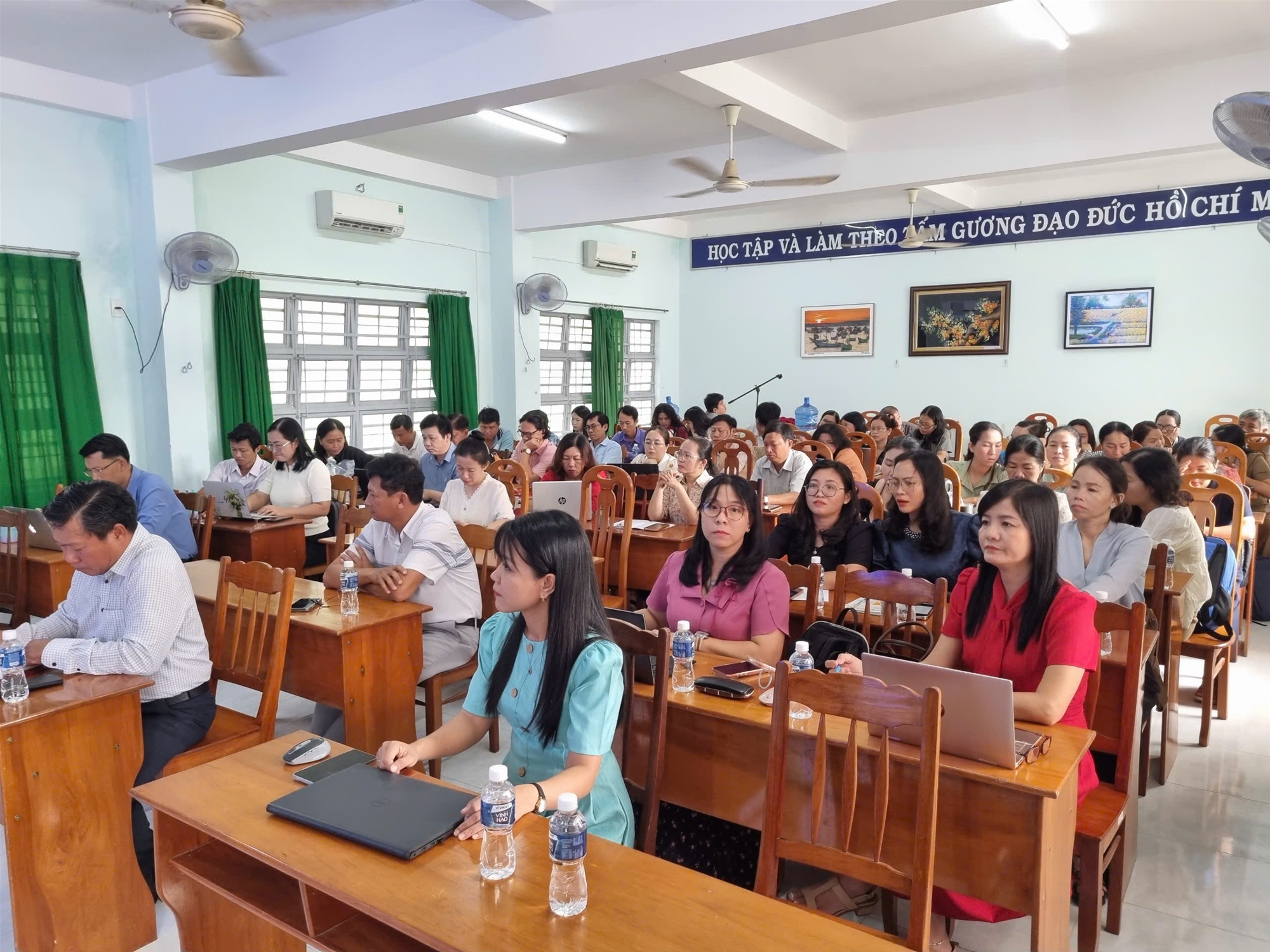 Tập thể giáo viên, nhân viên Trường THPT Lương Thế Vinh - Hàm Kiệm tại buổi bồi dưỡng lý luận chính trị.