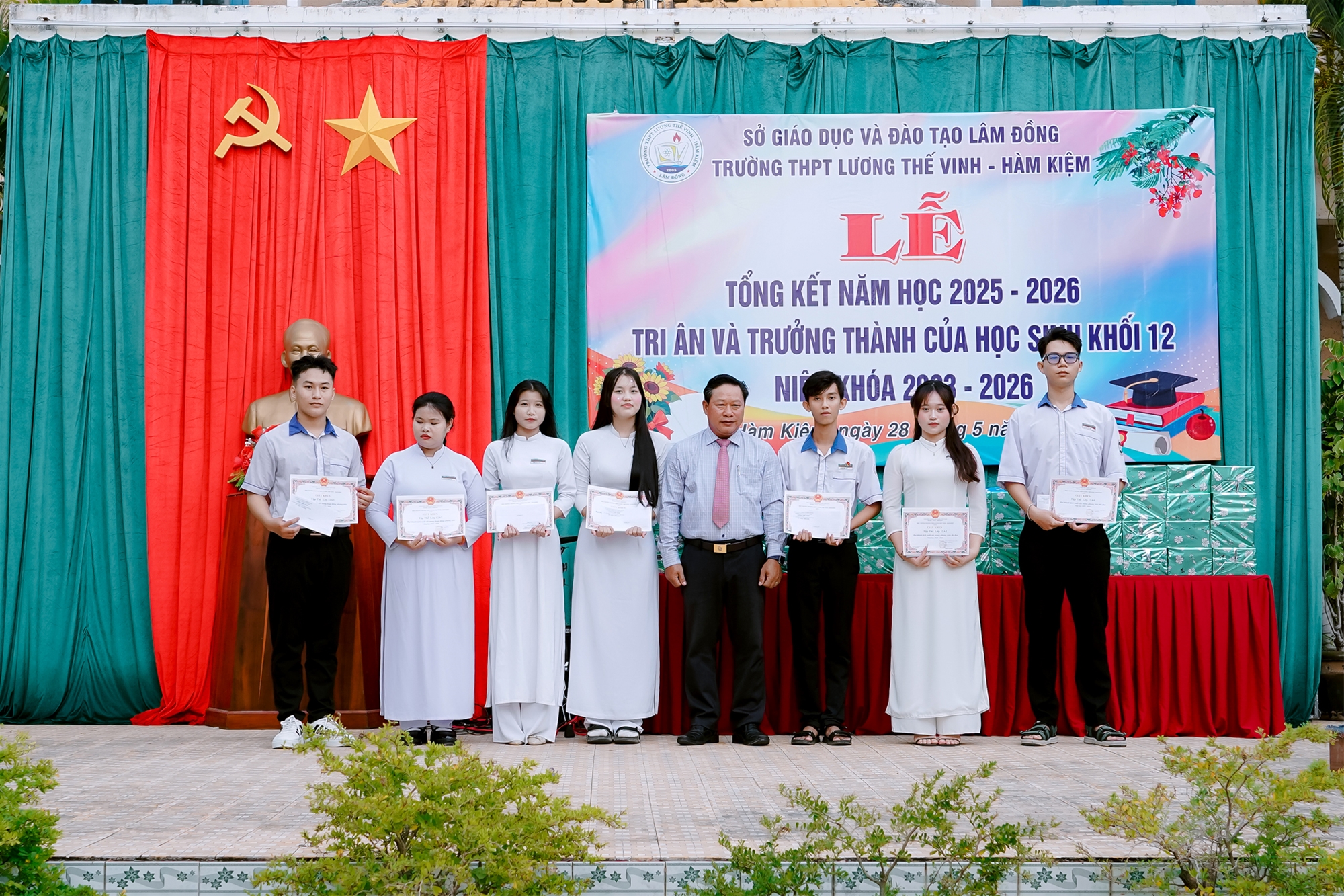 TRƯỜNG THPT LƯƠNG THẾ VINH – HÀM KIỆM TỔ CHỨC LỄ TỔNG KẾT NĂM HỌC 2025 – 2026 VÀ LỄ TRI ÂN VÀ TRƯỞNG THÀNH CHO HỌC SINH KHỐI 12 NIÊN KHÓA 2023-2026