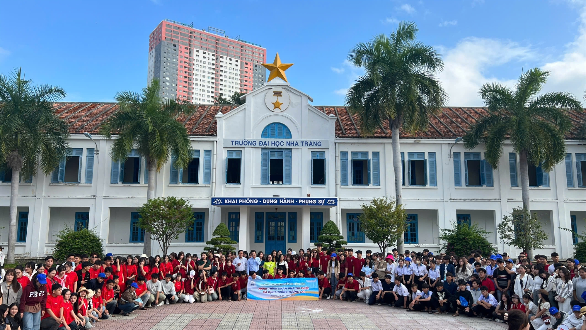 HỌC SINH KHỐI 12 THAM QUAN, TRẢI NGHIỆM, HƯỚNG NGHIỆP TẠI NHA TRANG