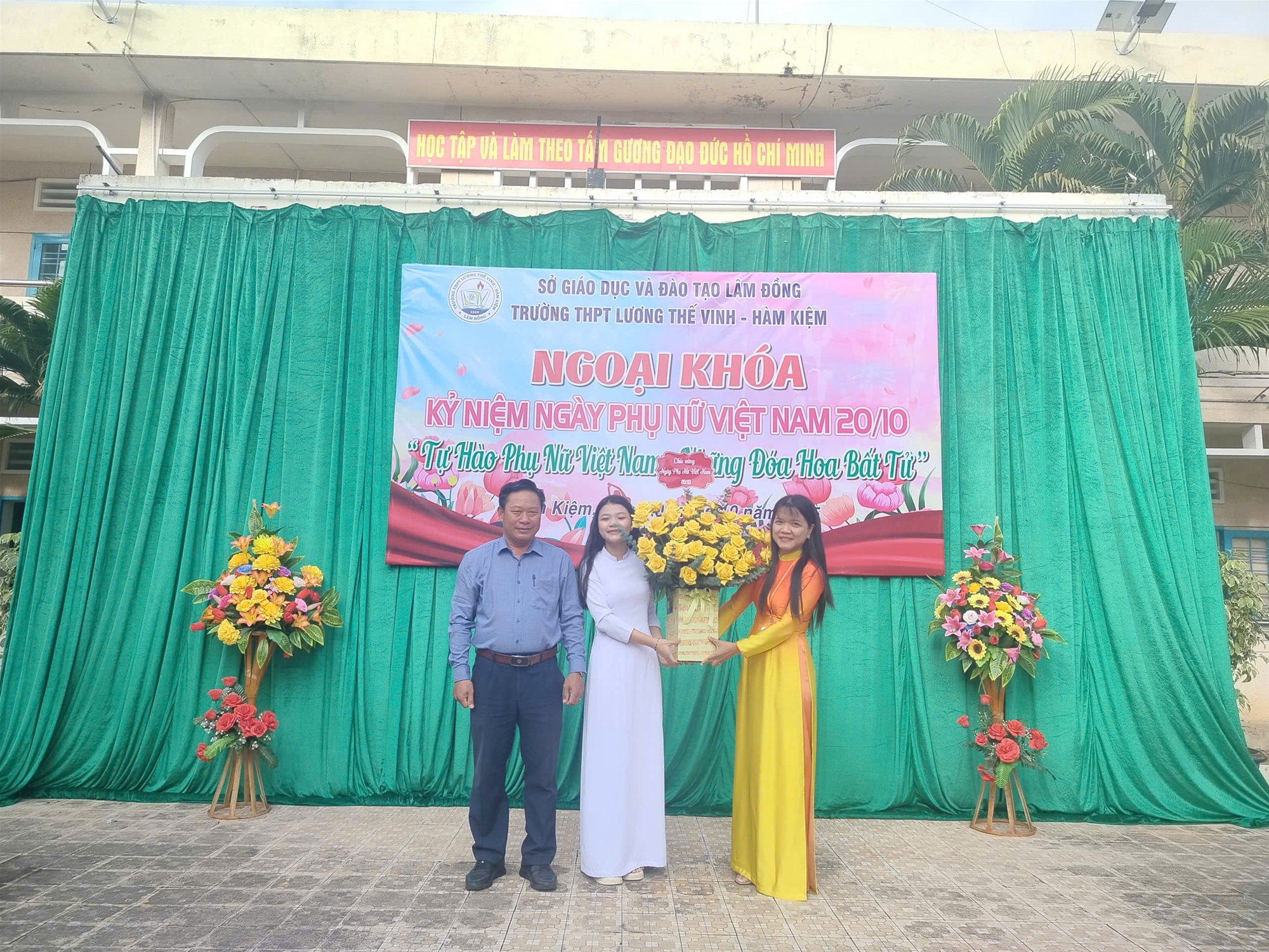 NGOẠI KHÓA KỈ NIỆM NGÀY PHỤ NỮ VIỆT NAM 20/10