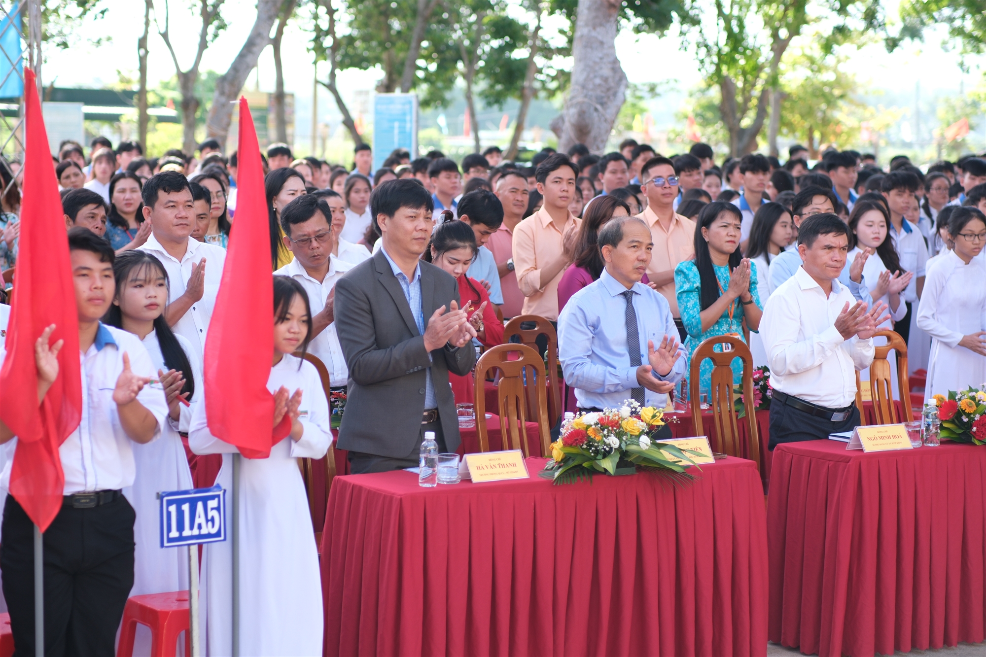 (Đại biểu dự Lễ khai giảng trường THPT Lương Thế Vinh – Hàm Kiệm)