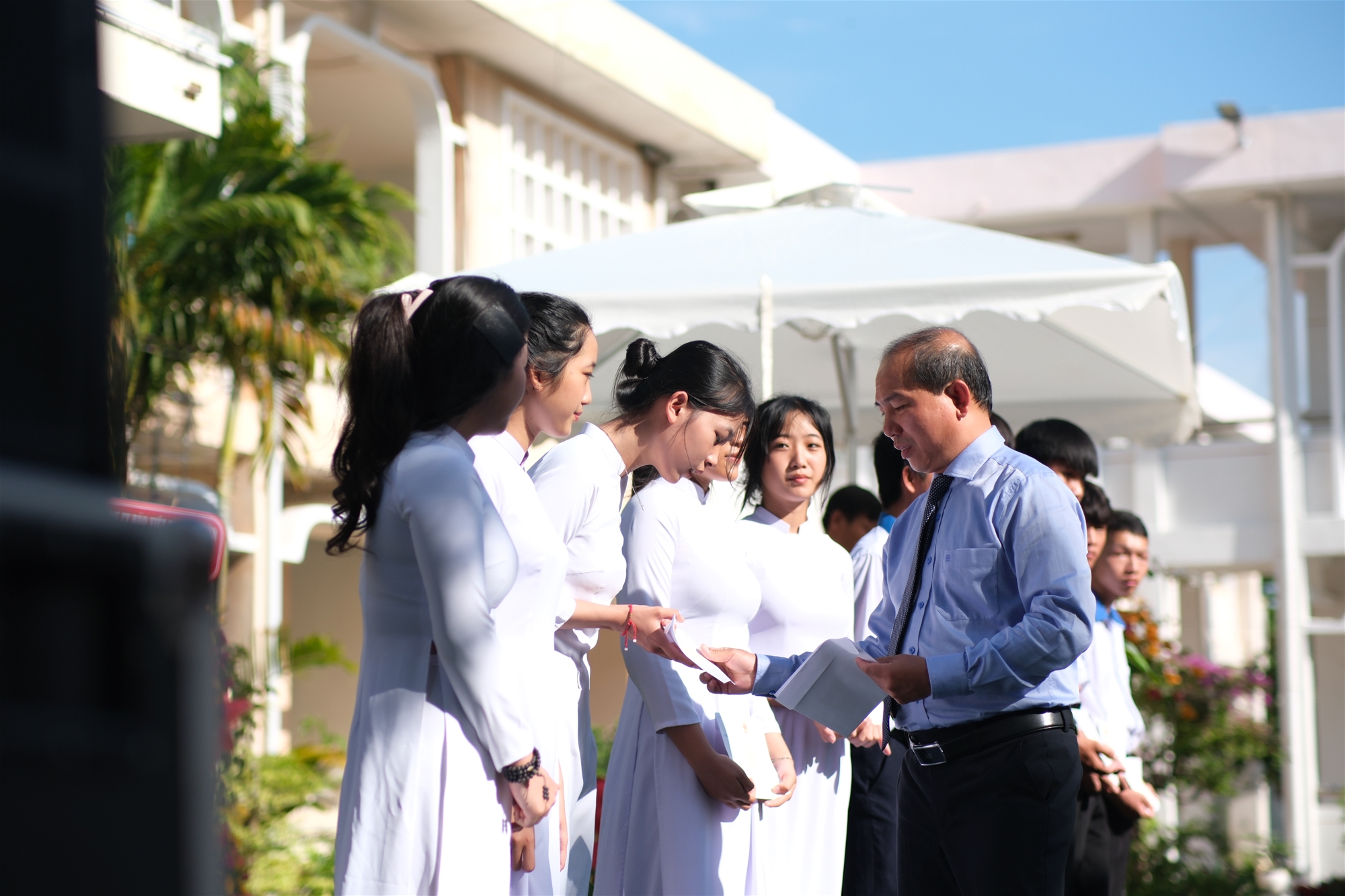 (Ông Lê Ngọc Tiến – Tỉnh ủy viên, Giám đốc Sở xây dựng tỉnh trao các phần học bổng cho  học sinh)