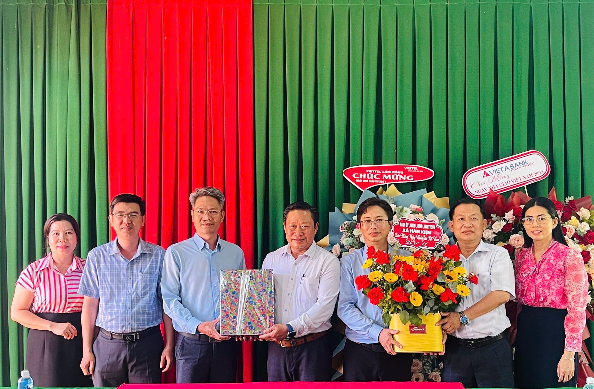 LÃNH ĐẠO XÃ HÀM KIỆM VÀ CÁC CƠ QUAN, BAN NGÀNH TRÊN ĐỊA BÀN XÃ THĂM VÀ CHÚC MỪNG THẦY CÔ TRƯỜNG THPT LƯƠNG THẾ VINH - HÀM KIỆM NHÂN NGÀY NHÀ GIÁO VIỆT NAM 20/11