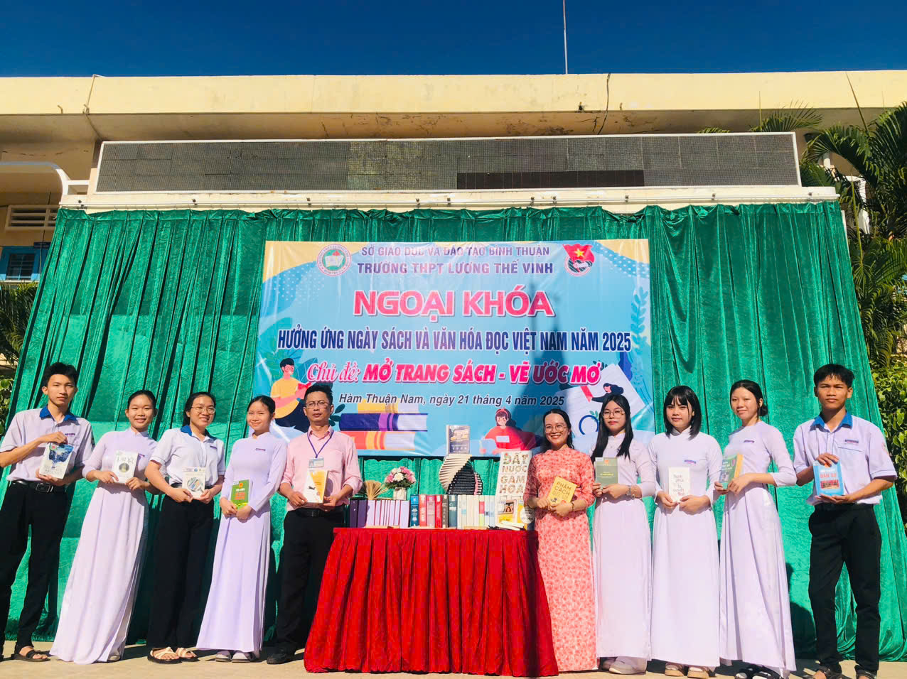 Ngoại Khóa kỉ niệm 11 năm “Ngày sách và văn hóa đọc Việt Nam” (21/4/2014-21/4/2025) với chủ đề “Mở trang sách - vẽ ước mơ”.