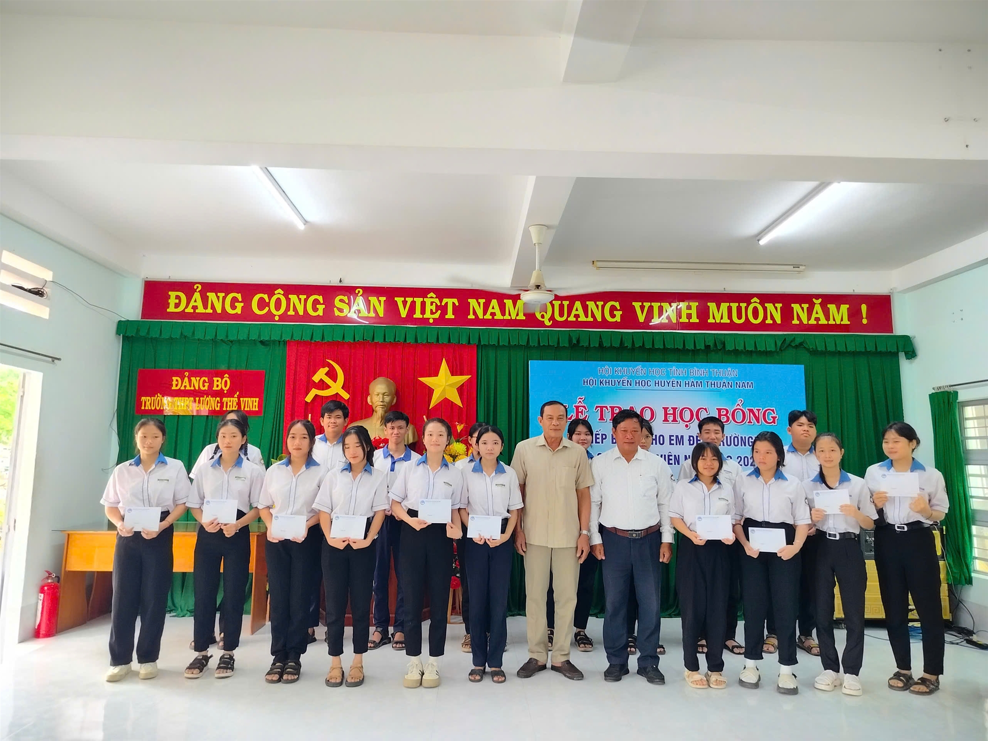 HỘI KHUYẾN HỌC HUYỆN HÀM THUẬN NAM TRAO HỌC BỔNG “TIẾP BƯỚC CHO EM ĐẾN TRƯỜNG” NĂM HỌC 2025-2026