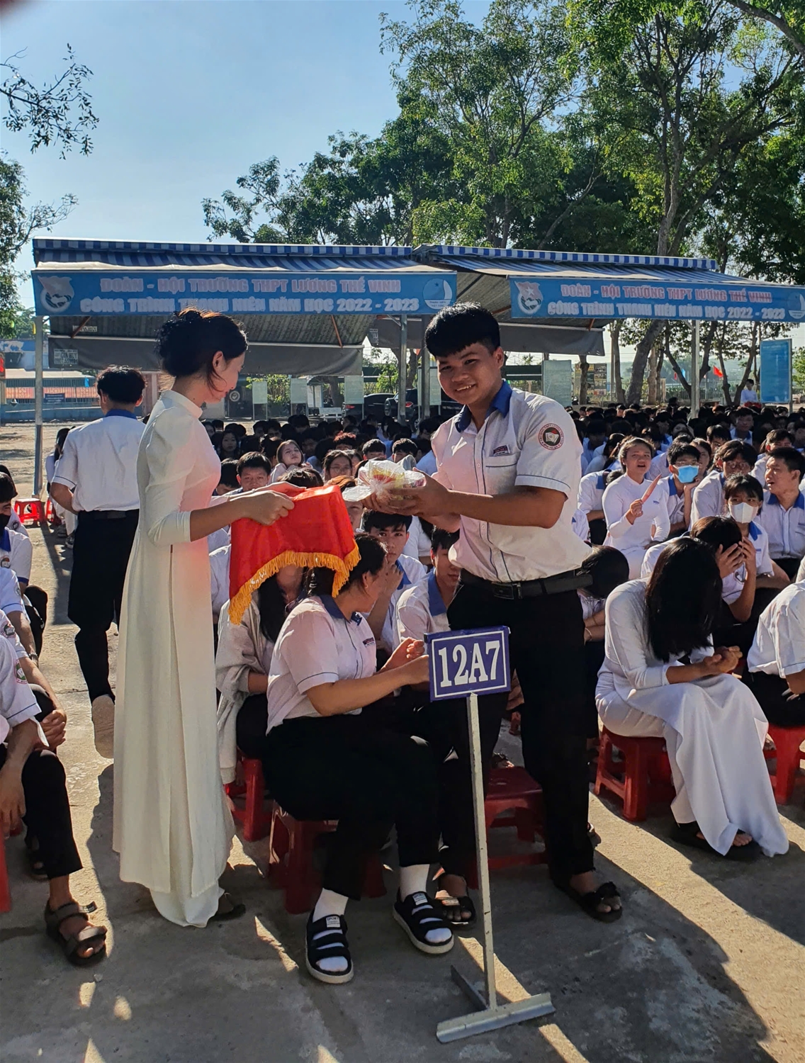 (Học sinh tích cực trả lời các câu hỏi trong buổi ngoại khóa)